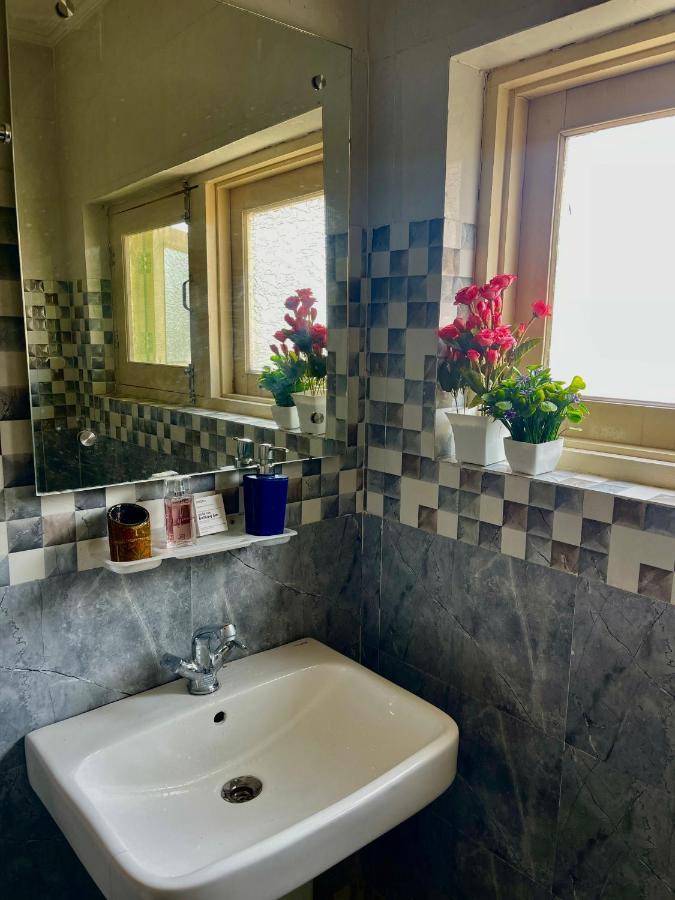 Khwaab Gah By The Khayabaan-Homestay Apartments Fully Furnished With Functional Kitchen, Wifi & Parking In City Centre Srīnagar エクステリア 写真