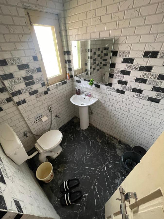Khwaab Gah By The Khayabaan-Homestay Apartments Fully Furnished With Functional Kitchen, Wifi & Parking In City Centre Srīnagar エクステリア 写真