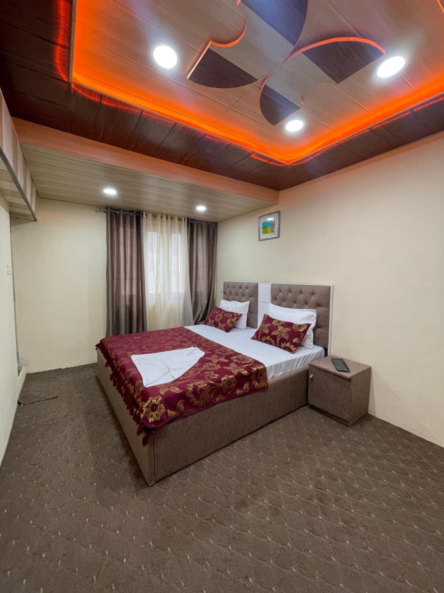 Khwaab Gah By The Khayabaan-Homestay Apartments Fully Furnished With Functional Kitchen, Wifi & Parking In City Centre Srīnagar エクステリア 写真