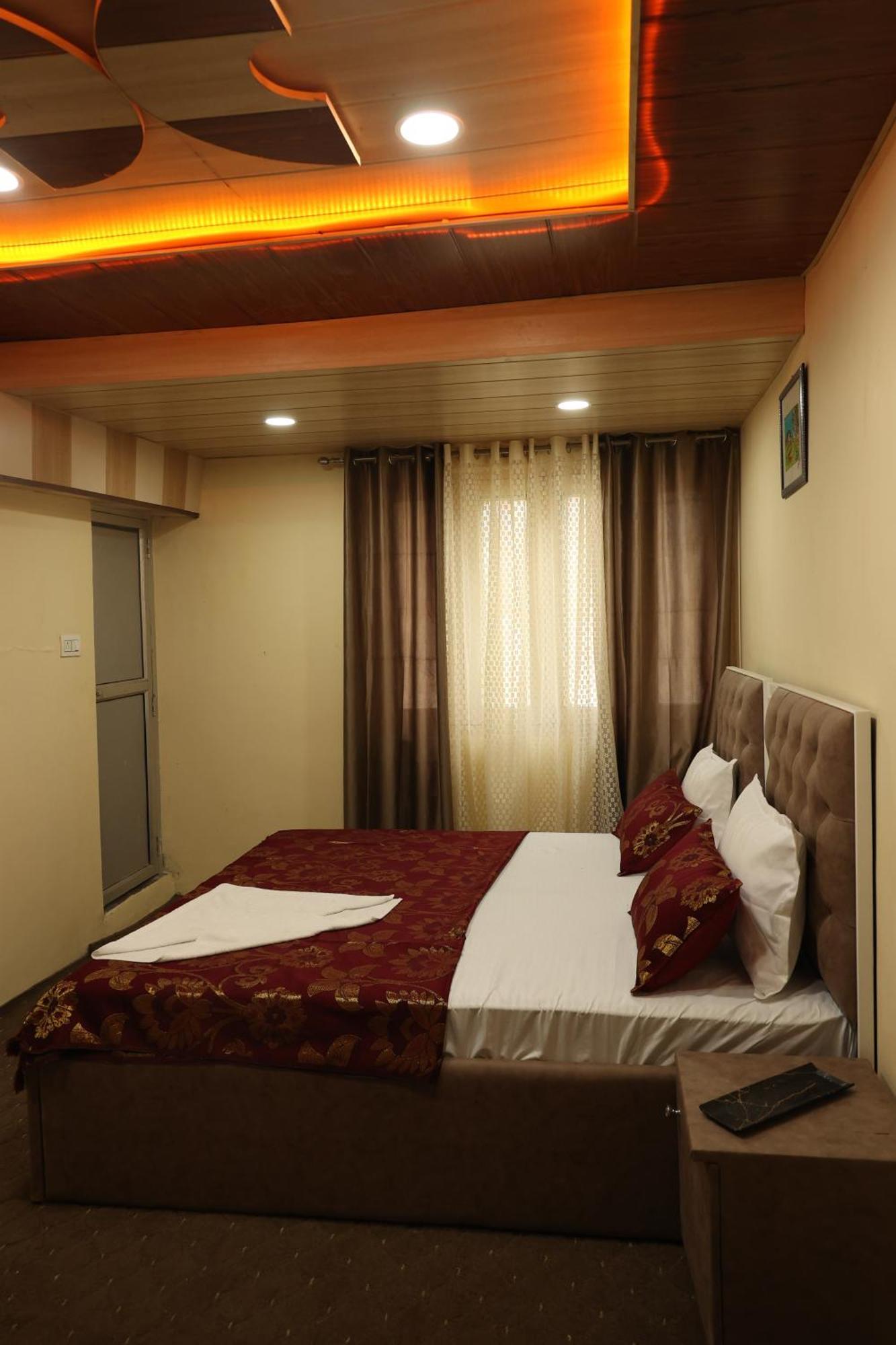 Khwaab Gah By The Khayabaan-Homestay Apartments Fully Furnished With Functional Kitchen, Wifi & Parking In City Centre Srīnagar エクステリア 写真