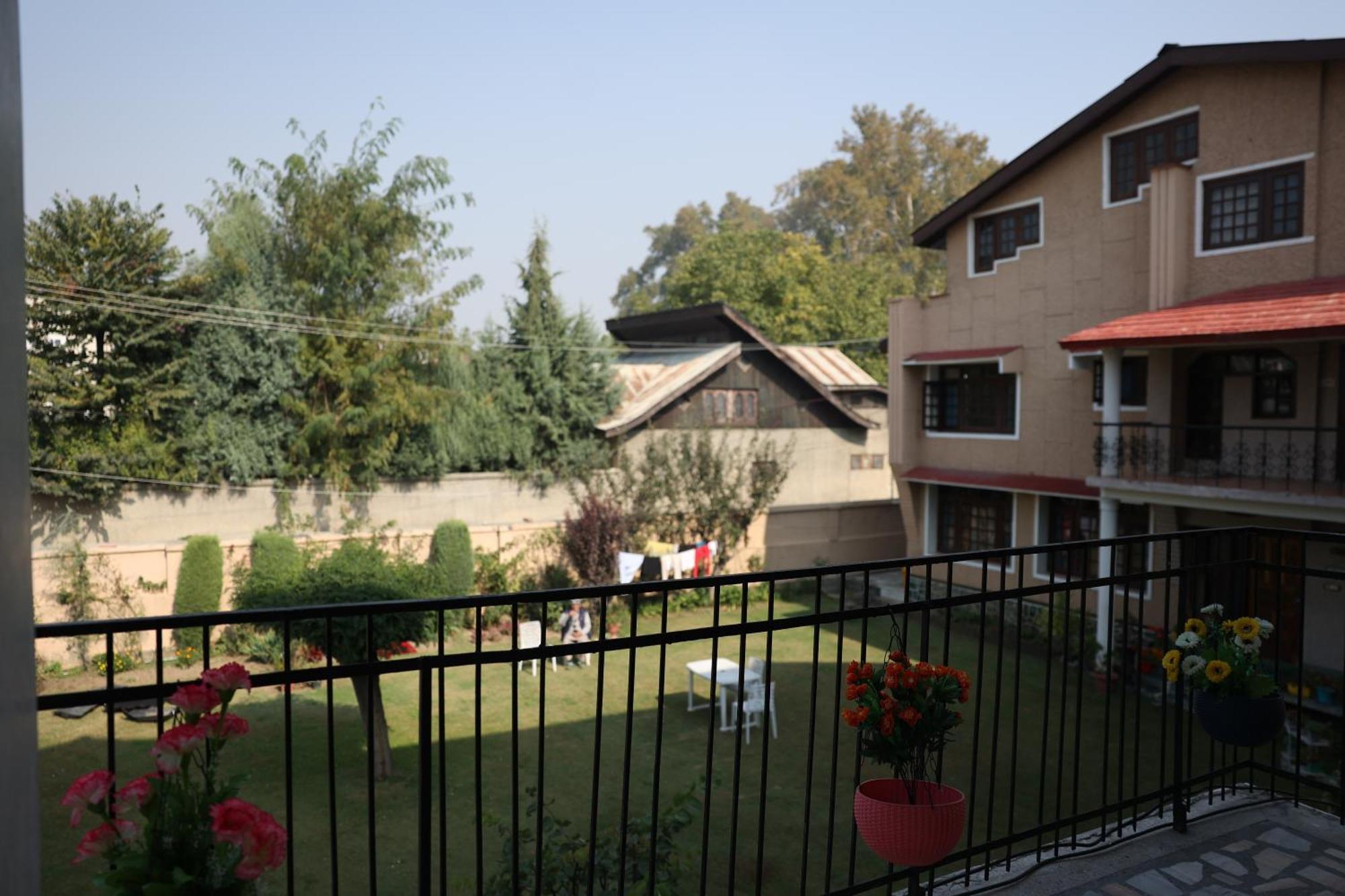 Khwaab Gah By The Khayabaan-Homestay Apartments Fully Furnished With Functional Kitchen, Wifi & Parking In City Centre Srīnagar エクステリア 写真