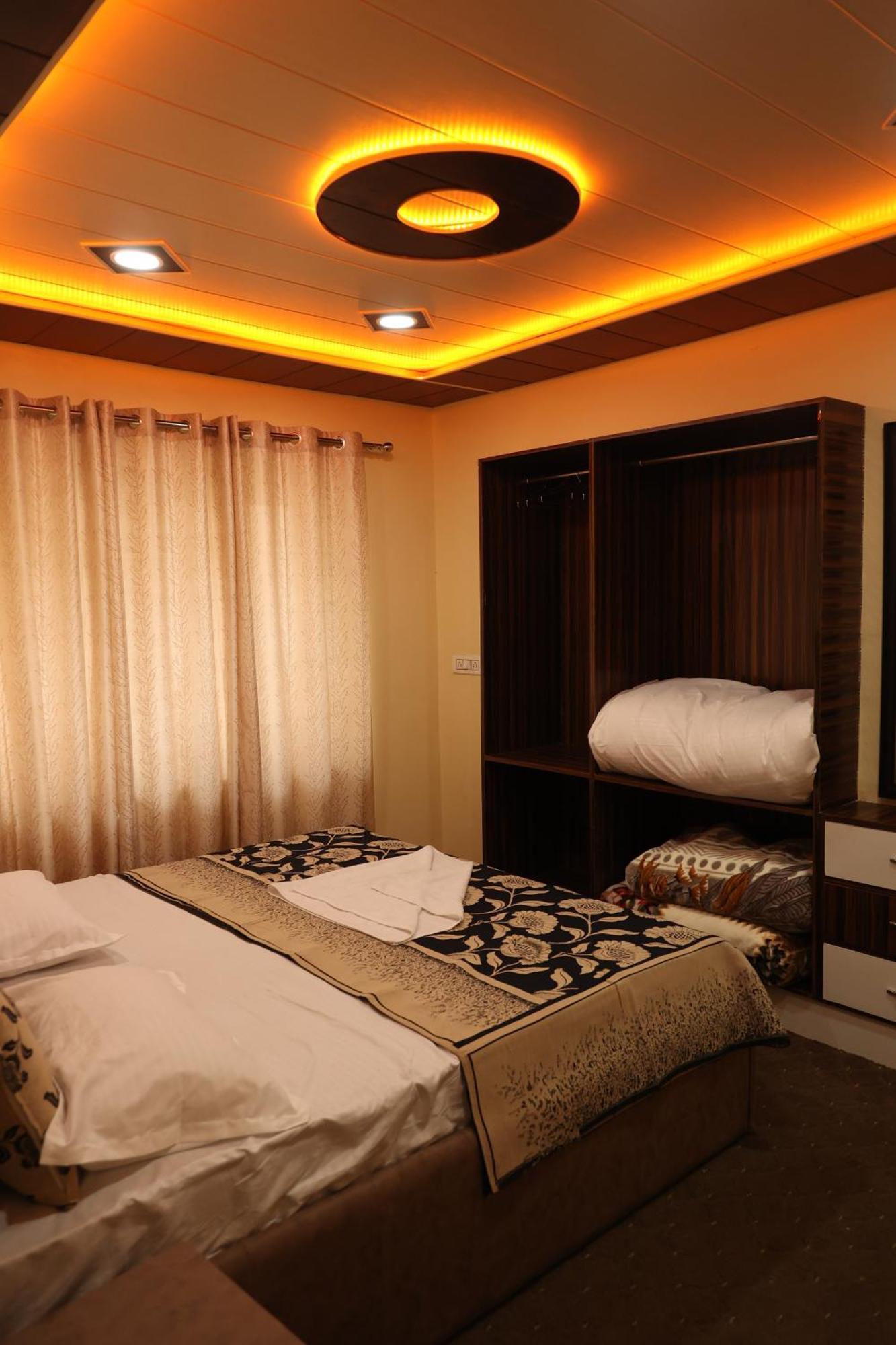 Khwaab Gah By The Khayabaan-Homestay Apartments Fully Furnished With Functional Kitchen, Wifi & Parking In City Centre Srīnagar エクステリア 写真
