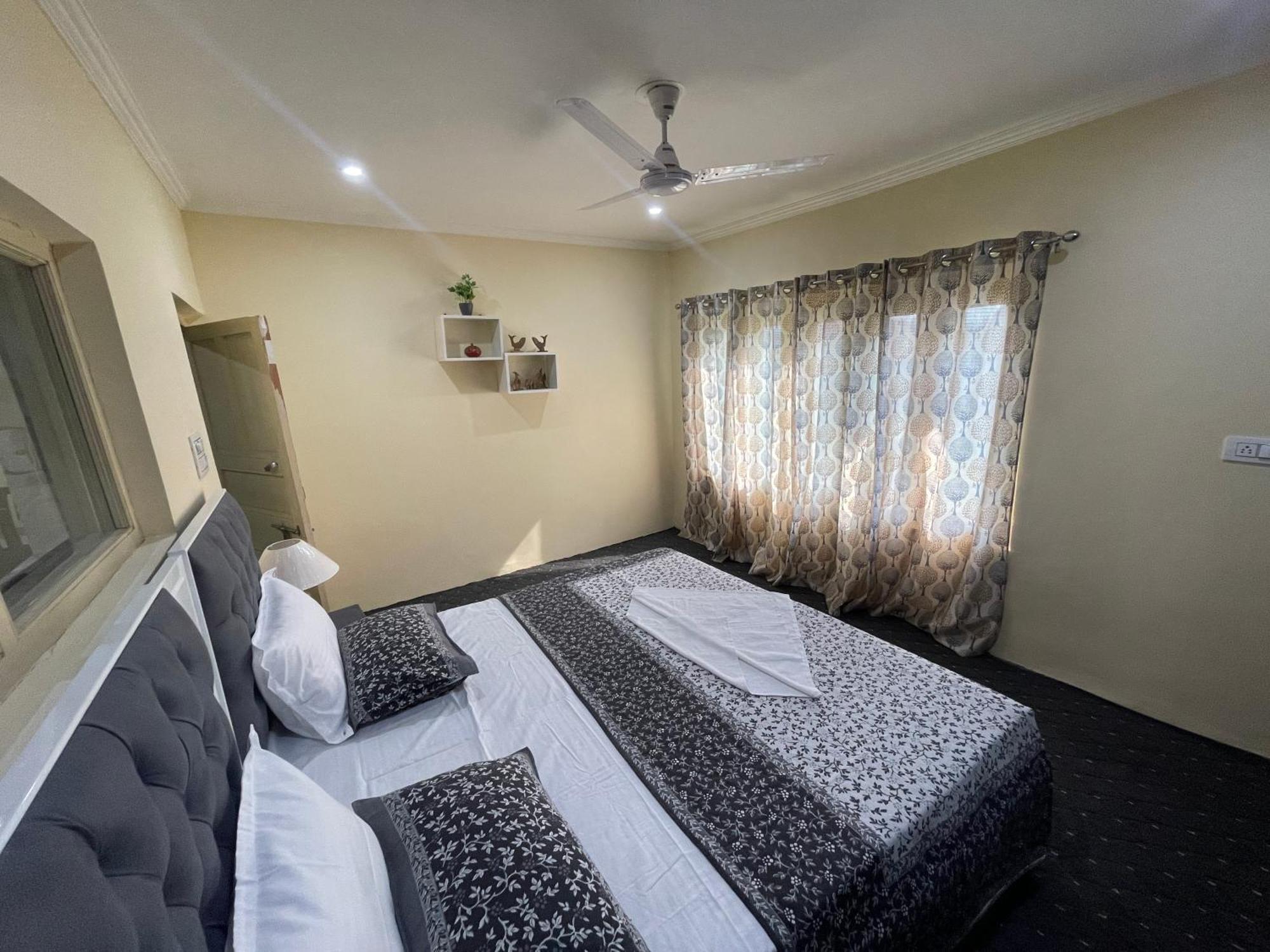 Khwaab Gah By The Khayabaan-Homestay Apartments Fully Furnished With Functional Kitchen, Wifi & Parking In City Centre Srīnagar エクステリア 写真
