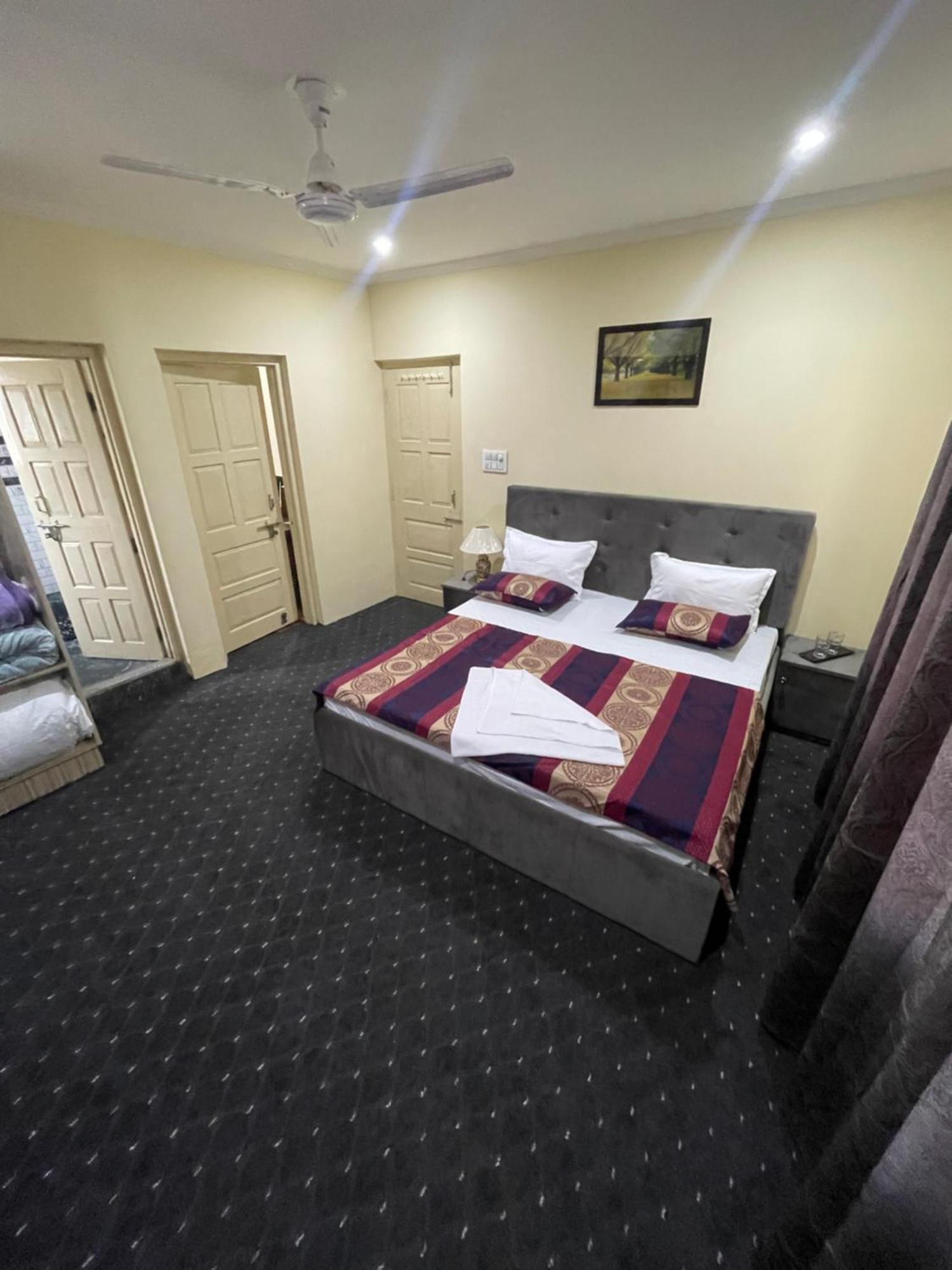 Khwaab Gah By The Khayabaan-Homestay Apartments Fully Furnished With Functional Kitchen, Wifi & Parking In City Centre Srīnagar エクステリア 写真