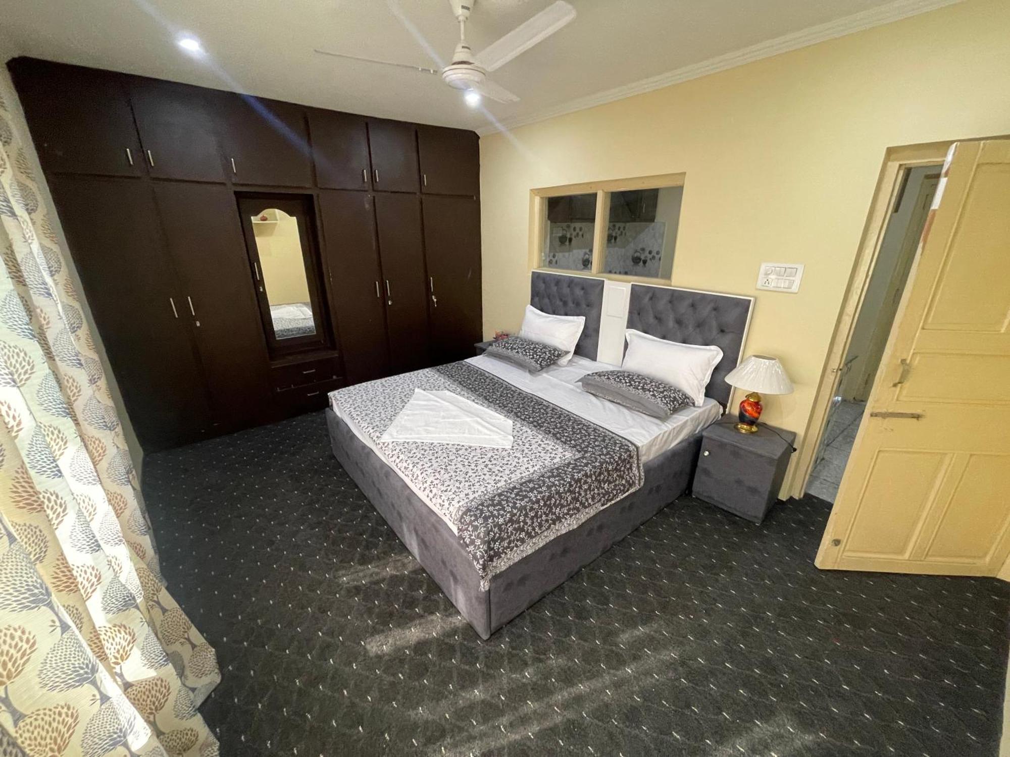 Khwaab Gah By The Khayabaan-Homestay Apartments Fully Furnished With Functional Kitchen, Wifi & Parking In City Centre Srīnagar エクステリア 写真