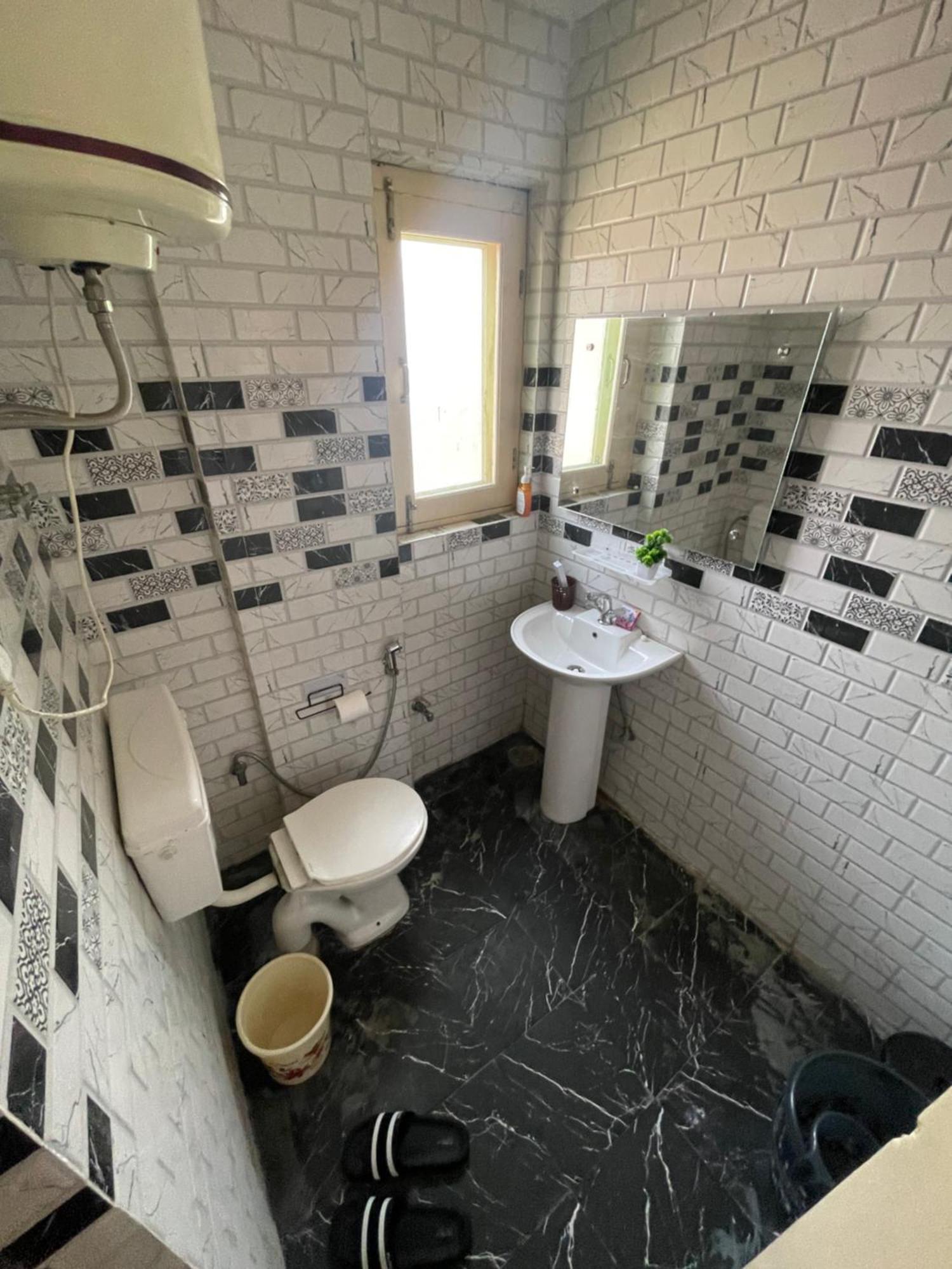 Khwaab Gah By The Khayabaan-Homestay Apartments Fully Furnished With Functional Kitchen, Wifi & Parking In City Centre Srīnagar エクステリア 写真